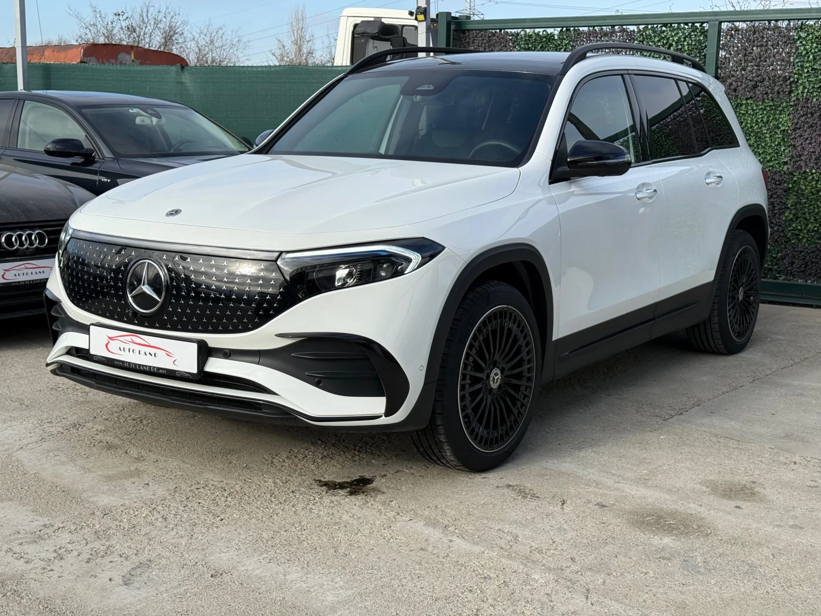 Mercedes-Benz EQB 300/4x4/LED/NAVI/PANO/СОБСТВЕН ЛИЗИНГ